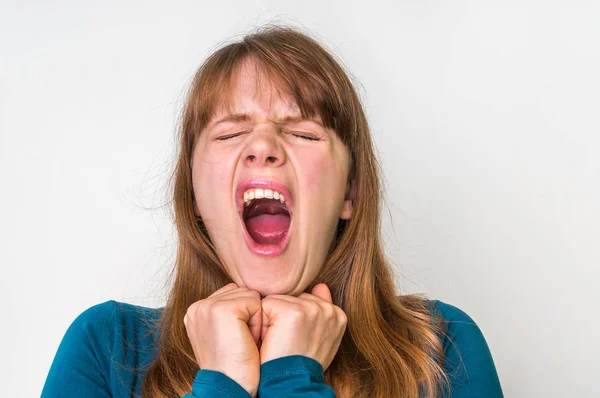 Mujer joven bostezando aislado en blanco — Foto de Stock