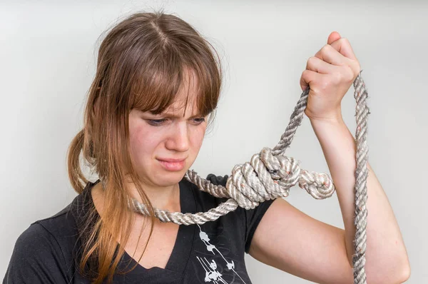 Mulher com um laço ao redor do pescoço conceito de suicídio — Fotografia de Stock