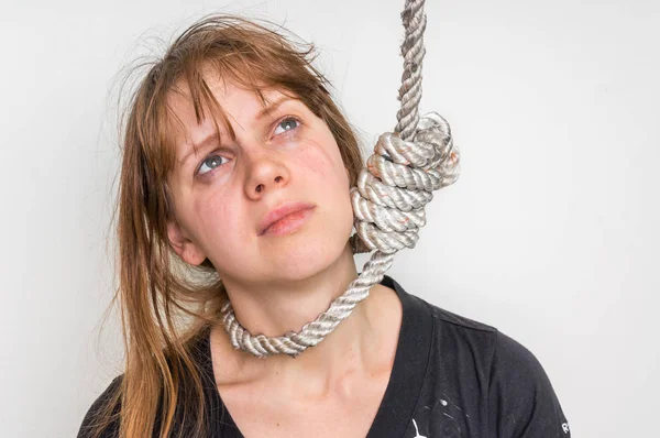 Mulher com um laço ao redor do pescoço conceito de suicídio — Fotografia de Stock