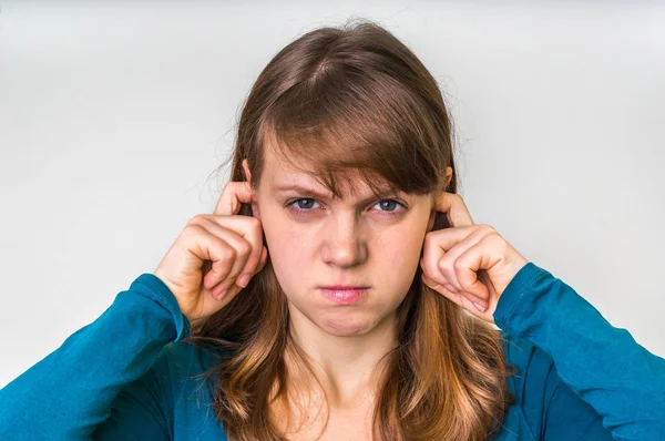 Nő bezárja a fülek és ujjak, hogy megvédje a hangos zaj — Stock Fotó