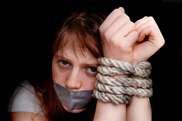 Amarrado corda mãos de abusado mulher isolado no preto — Fotografia de Stock