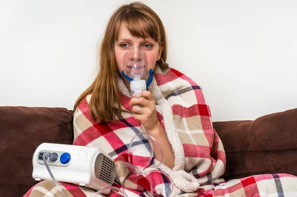 Mujer con síntomas de gripe o resfriado que inhala — Foto de Stock