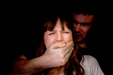 Çığlık bile bu yüzden kapsayan kadının ağız dostum