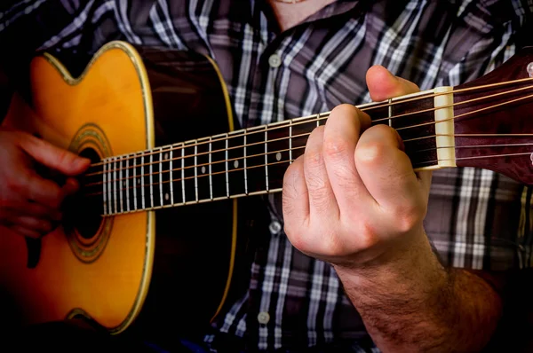 Uomo suonare la chitarra acustica — Foto Stock