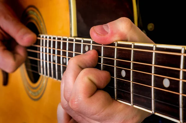 Uomo suonare la chitarra acustica — Foto Stock