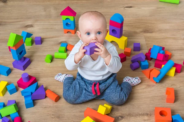 Cute little baby girl playing with colorful toy blocks — Stock Photo, Image