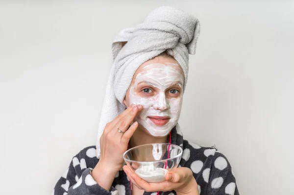 Mujer aplicando mascarilla facial natural de crema agria — Foto de Stock