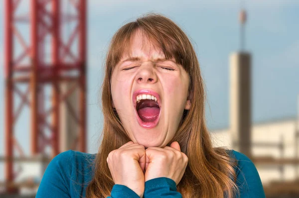 Mulher com enxaqueca gritando por causa do ruído — Fotografia de Stock