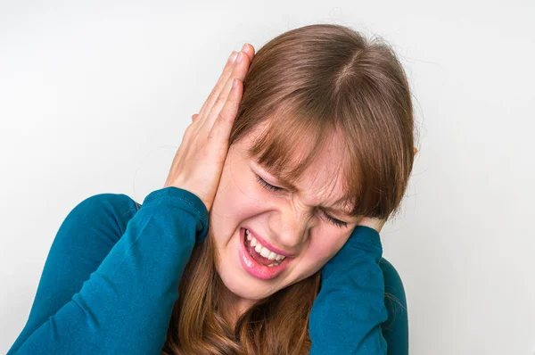 Mujer cubriéndose los oídos para protegerse de ruidos fuertes — Foto de Stock