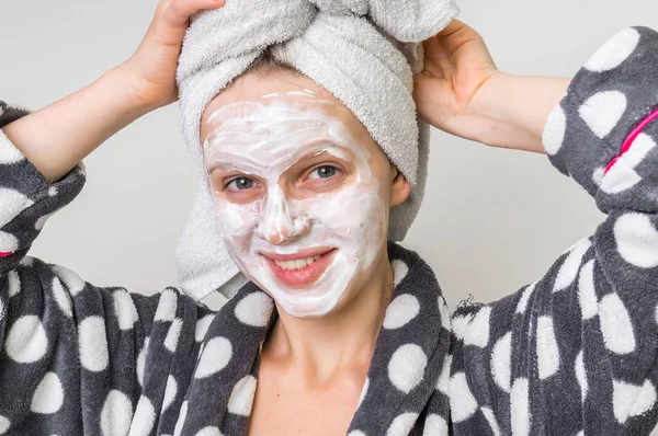 Mujer aplicando mascarilla facial natural de crema agria — Foto de Stock