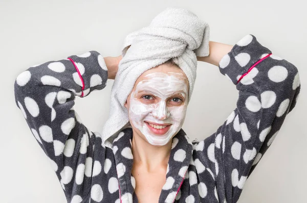 Mujer aplicando mascarilla facial natural de crema agria — Foto de Stock