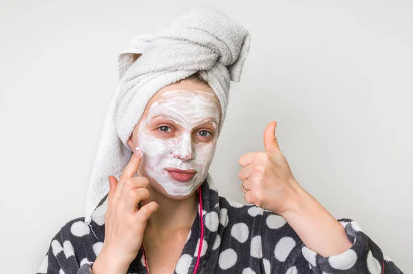 Mujer aplicando mascarilla facial natural de crema agria — Foto de Stock