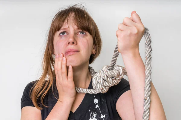 Femme avec une corde autour du cou - concept de suicide — Photo