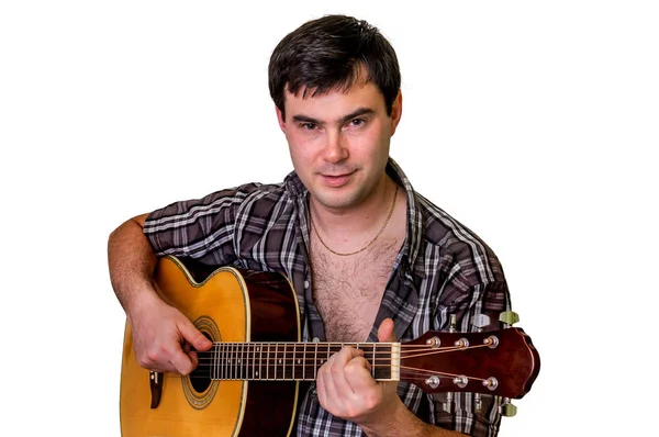Jonge man spelen van akoestische gitaar - geïsoleerd op wit — Stockfoto