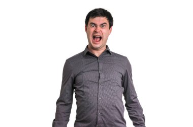 Kızgın ve çığlık atan adam beyaz izole