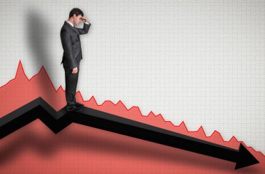 Bir grafik üzerinde duran ve sonuçlarına bakarak işadamı