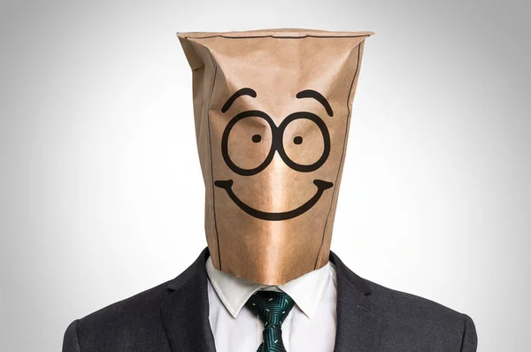 Επιχειρηματίας με μια σακούλα στο κεφάλι - με πρόσωπο χαμόγελο — Φωτογραφία Αρχείου