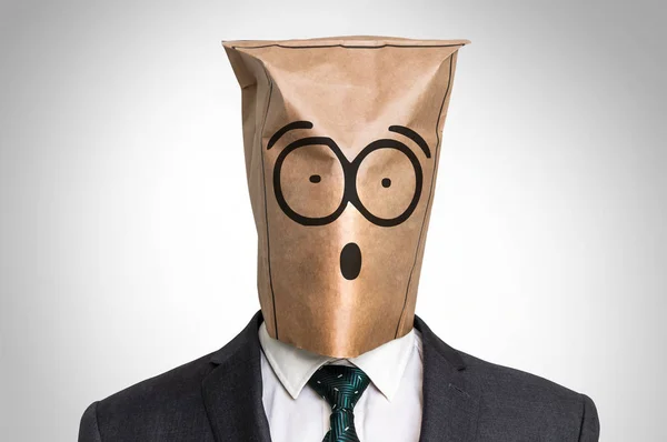 Empresario con una bolsa en la cabeza - con la cara sorprendida —  Fotos de Stock