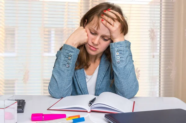 Triest zakenvrouw werkt in het kantoor — Stockfoto