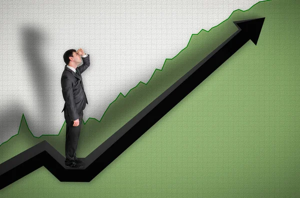 Empresário de pé em um gráfico e olhando para os resultados — Fotografia de Stock