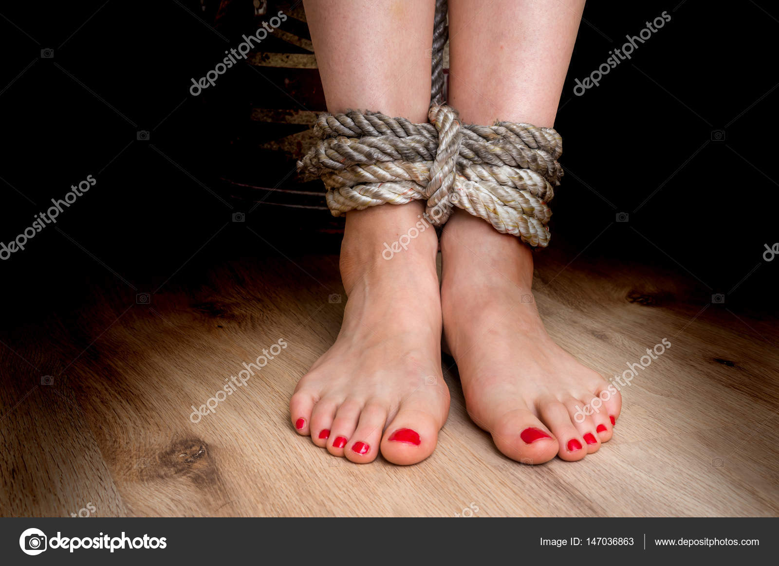 Связанные ножки девушек. Связанные ножки девушек. Девочки завязывают ноги и руки. Связанные руки девушки. Связанные босые ноги.
