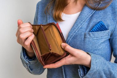 Boş bir cüzdan tutan kadın para değil