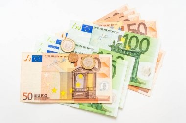 euro para banknot üzerinde beyaz izole