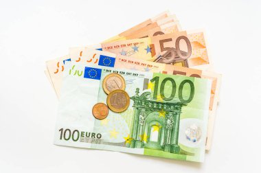 euro para banknot üzerinde beyaz izole