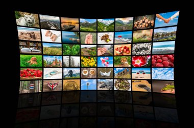Büyük bir multimedya yayın video duvar oluşturan ekranlar