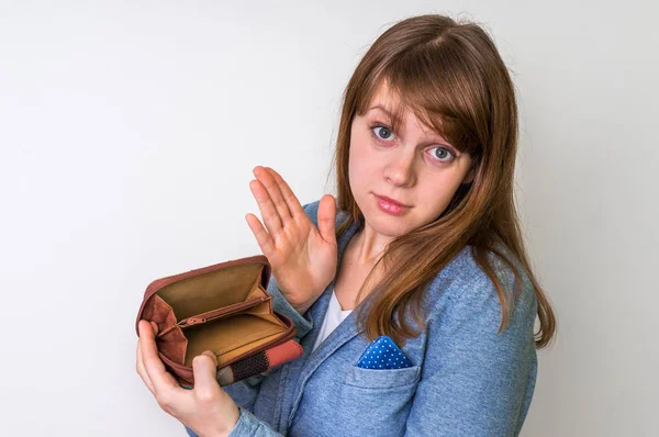 Boş bir cüzdan tutan kadın para değil — Stok fotoğraf