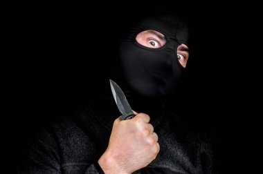 Maskeli adam siyah izole bıçak ile yün