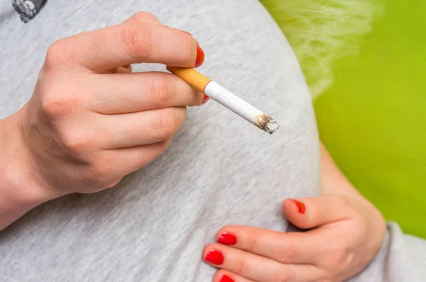 Schwangere raucht zu Hause Zigarette — Stockfoto