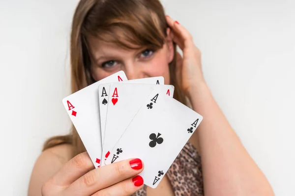 Piękna dziewczyna chowa się za kart pokera — Zdjęcie stockowe