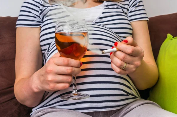 Fiatal terhes nő, bor és cigaretta — Stock Fotó