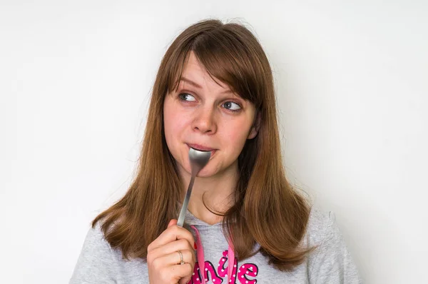 Junge schöne Frau mit Löffel im Mund — Stockfoto