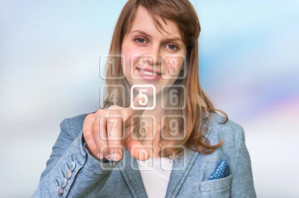 Kadın sanal dokunmatik ekranda sayısal düğmesine basarak — Stok fotoğraf