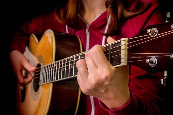 Meisje spelen akoestische gitaar — Stockfoto