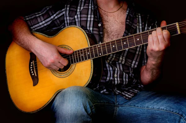 젊은 남자 블랙에 절연-어쿠스틱 기타 연주 — 스톡 사진