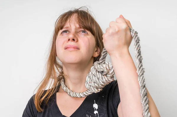 Женщина с петлей на шее - концепция самоубийства — стоковое фото