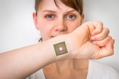 Biyonik çip (işlemci) implant kadın insan vücudunda
