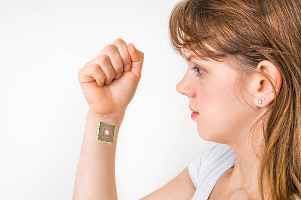 Процессорный чип внутри человеческой руки - концепция кибернетики
