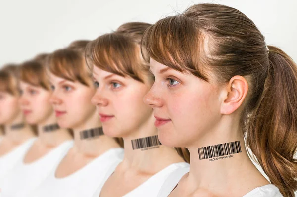 Veel vrouwen in een rij met barcode - genetische kloon concept — Stockfoto