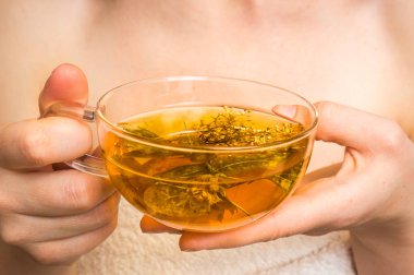 Elleri sıcak çay Kupası ile güzel kadın