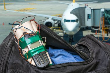 Havaalanı terörist çanta içinde telefon ile dinamit bomba
