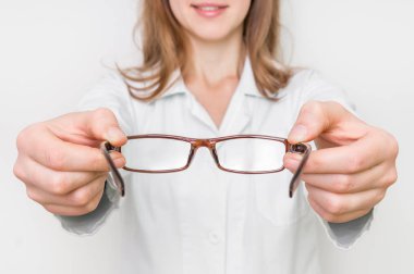 Yeni gözlük hastaya veren göz doktoru