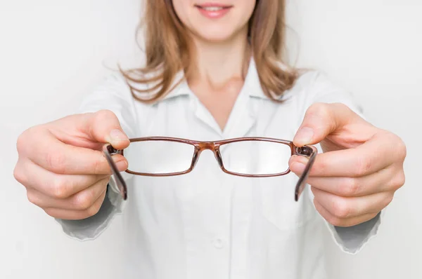 Optiker ger nya glasögon till patienten — Stockfoto