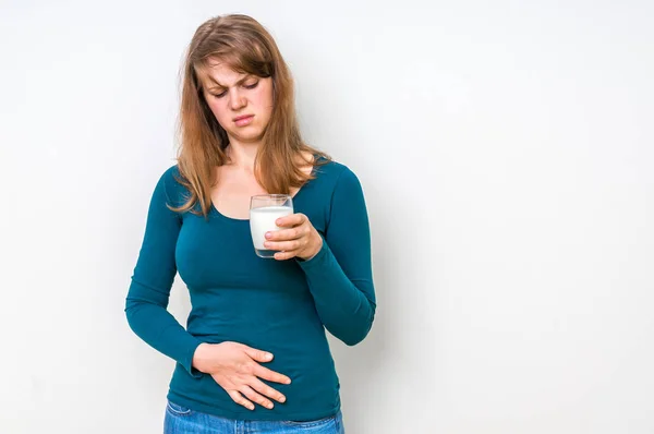 Mujer con problemas de lactosa está sufriendo de dolor de estómago —  Fotos de Stock