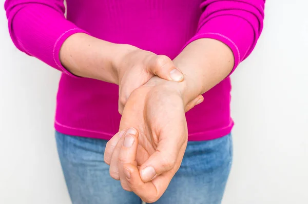 Mano femminile che controlla il battito cardiaco sul polso — Foto Stock