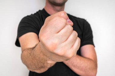 Genç boksör gösteren yumruk yumruk