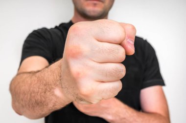 Kung fu fighter güçlü elleri ve sıkışık yumruk ile